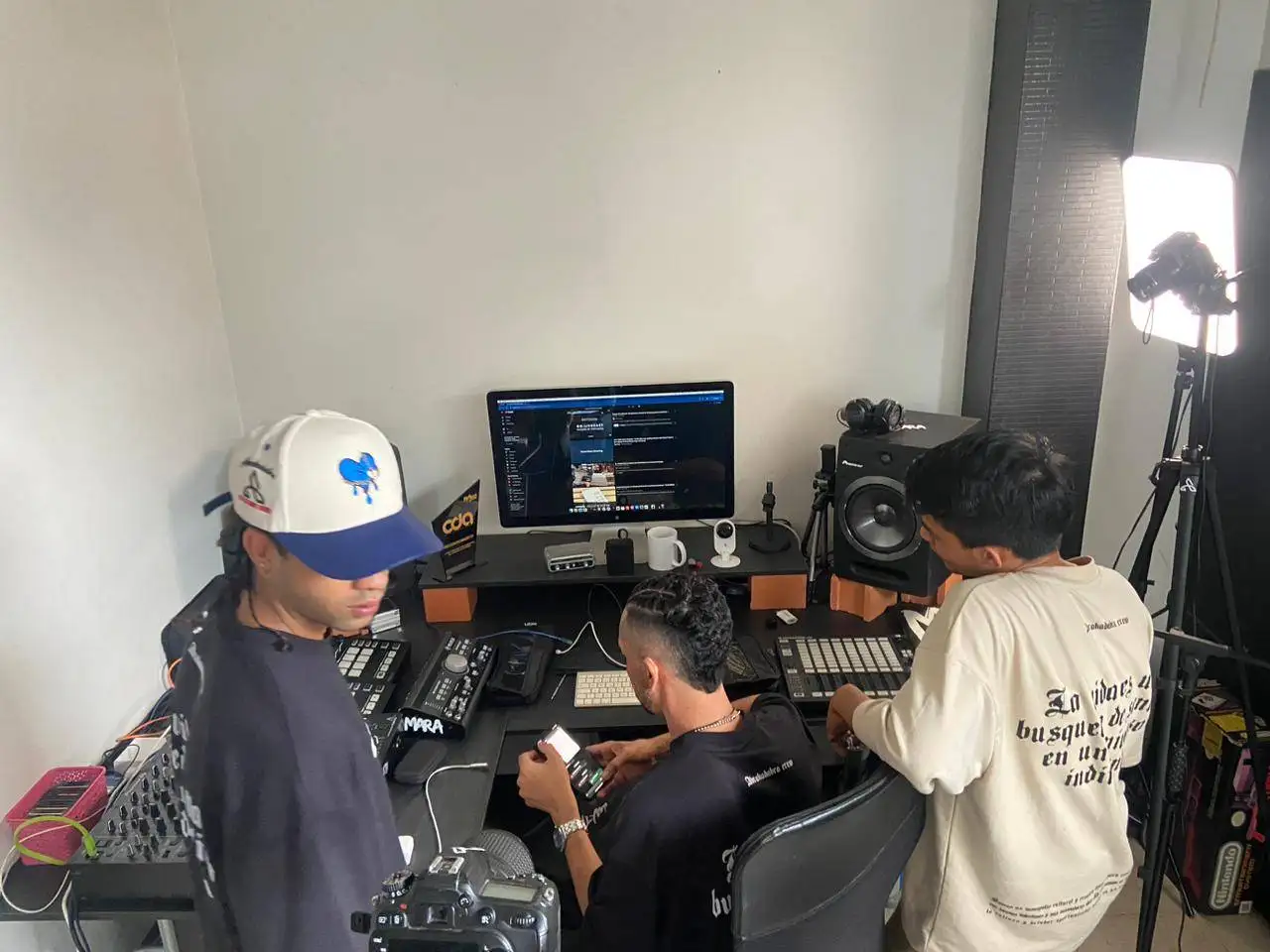 OVERSIZE UNIVERSE INDIFFERENT BEIGE view 3