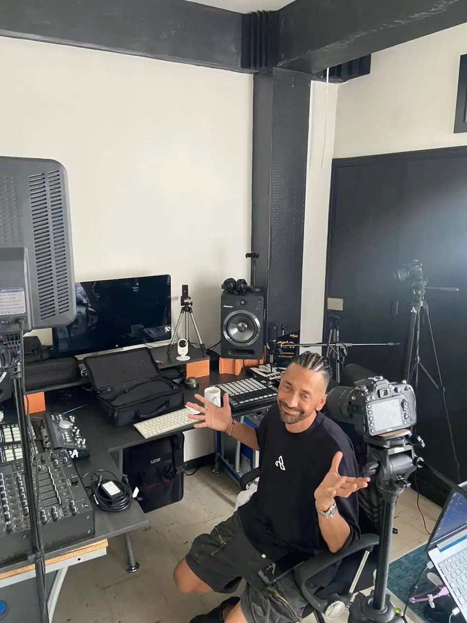 OVERSIZE INDIFFERENT BLACK UNIVERSE view 3