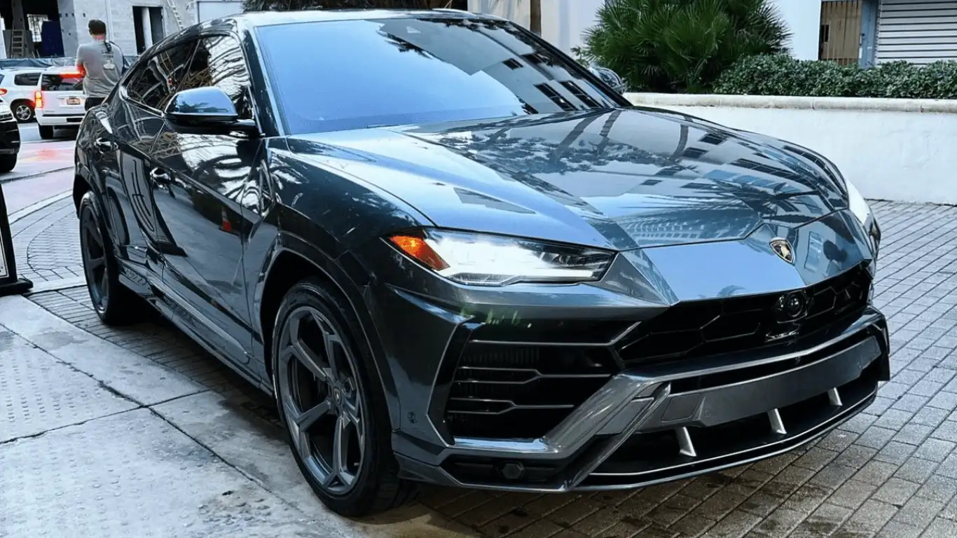 LAMBORGHINI URUS BLACK - Front View
