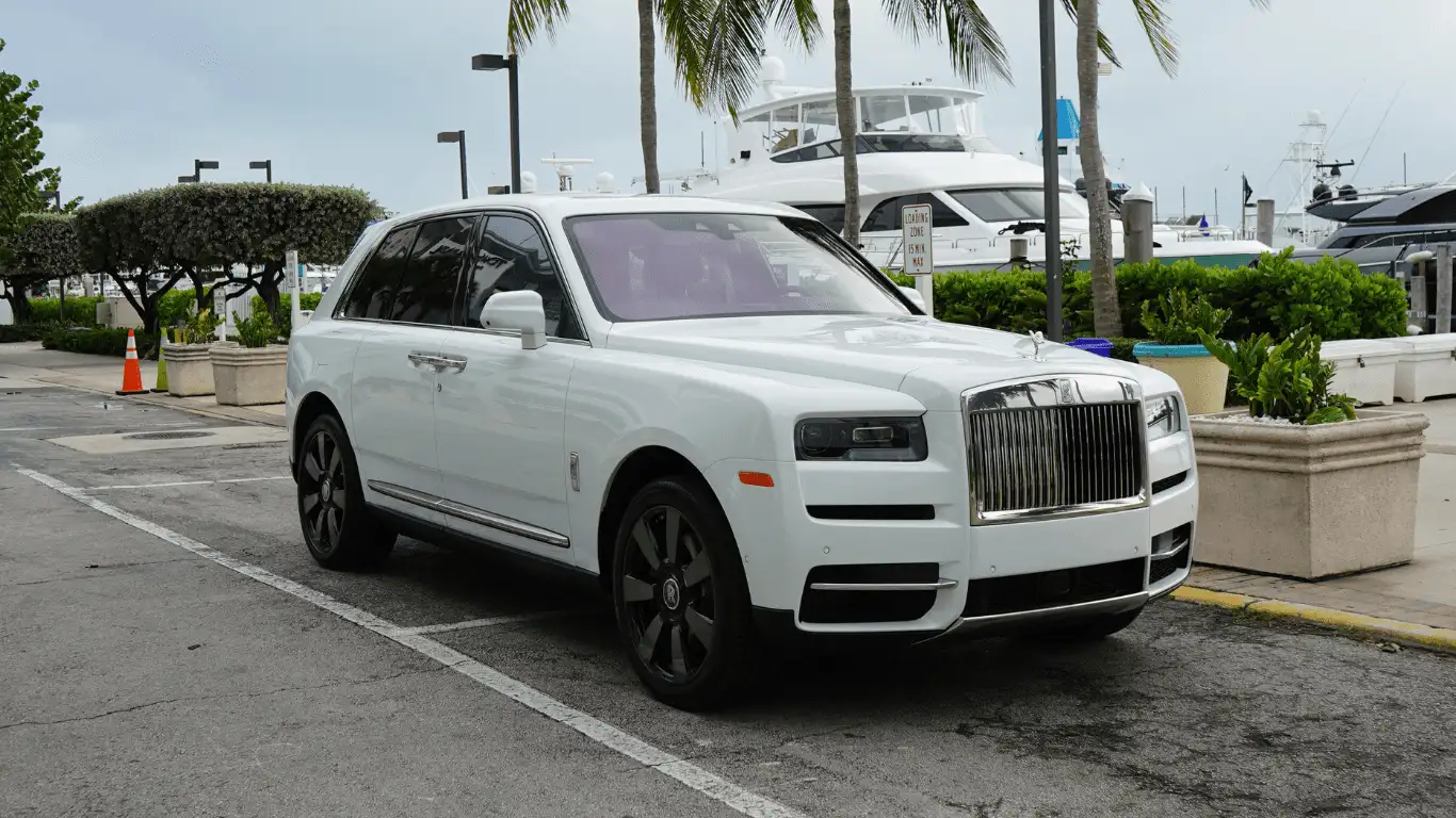 ROLLS ROYCE CULLINAN WHITE - Front View