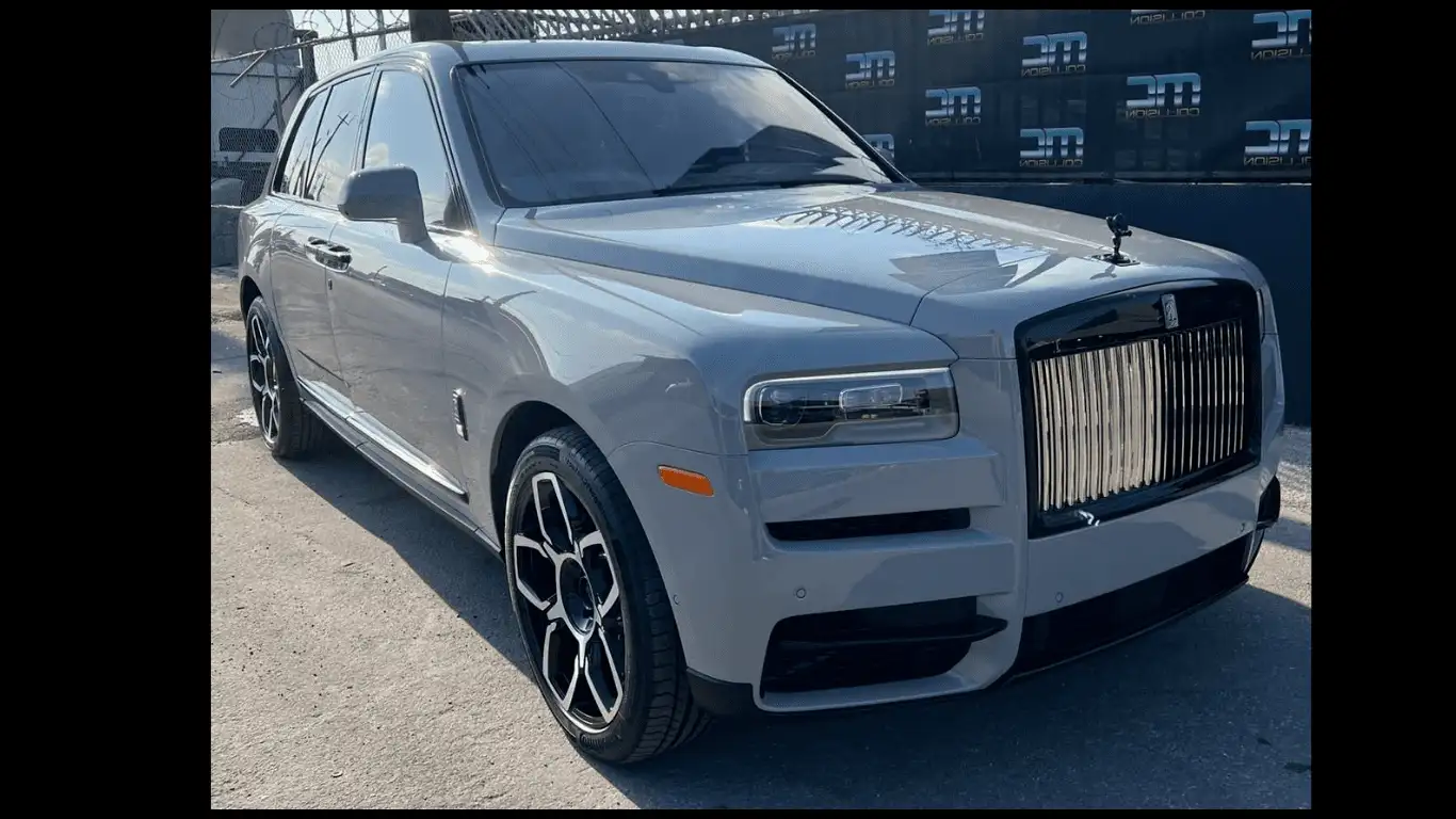 ROLLS ROYCE CULLINAN SILVER - Front View